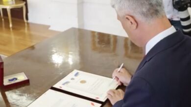 Hashim Thaçi publikon VIDEON: I jep ‘Urdhrin e Lirisë’ Presidentit Donald Trump Hashim Thaçi publikon VIDEON: I jep ‘Urdhrin e Lirisë’ Presidentit Donald Trump