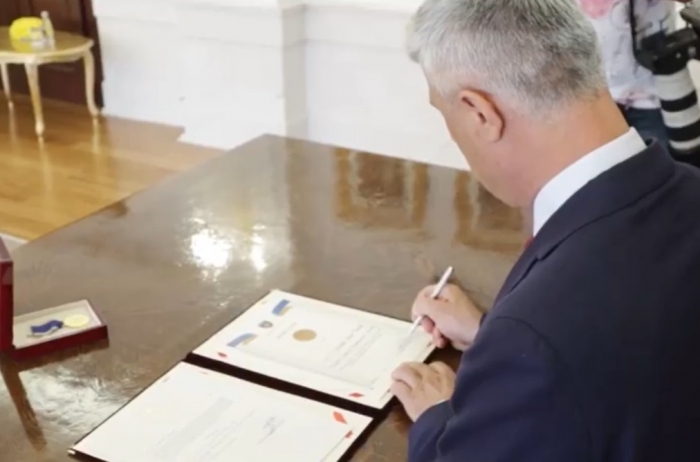 Hashim Thaçi publikon VIDEON: I jep ‘Urdhrin e Lirisë’ Presidentit Donald Trump Hashim Thaçi publikon VIDEON: I jep ‘Urdhrin e Lirisë’ Presidentit Donald Trump