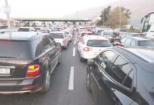 Shqiptaret e Kosovës ‘dynden’ drejt bregdetit, radhë të gjata automjetesh në Morinë