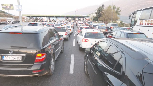 Shqiptaret e Kosovës ‘dynden’ drejt bregdetit, radhë të gjata automjetesh në Morinë