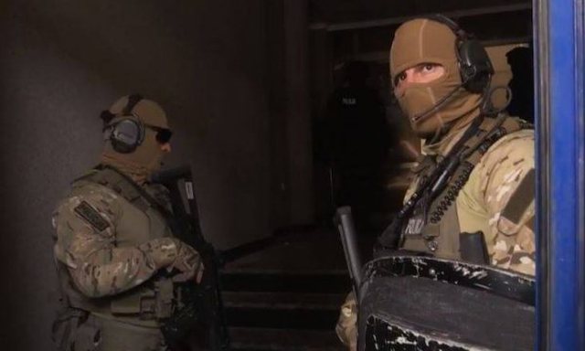 Video/ Çfarë po ndodh? Eulex me ushtarë të maskuar basitisin zyrat e veteranëve UÇK-së për dosjet e Hagës Video/ Çfarë po ndodh? Eulex me ushtarë të maskuar basitisin zyrat e veteranëve UÇK-së për dosjet e Hagës