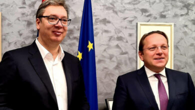 Të gjithë sytë në Bruksel/ Varhelyi “kokë më kokë” me Vuçiç para takimit me Hotin: Ja për çfarë më informoi Të gjithë sytë në Bruksel/ Varhelyi “kokë më kokë” me Vuçiç para takimit me Hotin: Ja për çfarë më informoi