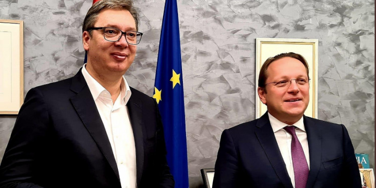 Të gjithë sytë në Bruksel/ Varhelyi “kokë më kokë” me Vuçiç para takimit me Hotin: Ja për çfarë më informoi
