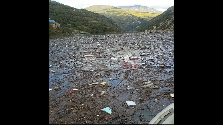 Pamje rrëqethëse nga Liqeni i Komanit, vendi i mbushur me plehra (VIDEO) Pamje rrëqethëse nga Liqeni i Komanit, vendi i mbushur me plehra (VIDEO)