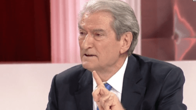 Aktakuzat ndaj Thaçit dhe Veselit, flet Berisha: Çdo gjë e stisur! U fabrikua në Beograd dhe u përdor nga senatori Dick Martin, ky serbofil që… Aktakuzat ndaj Thaçit dhe Veselit, flet Berisha: Çdo gjë e stisur! U fabrikua në Beograd dhe u përdor nga senatori Dick Martin, ky serbofil që…