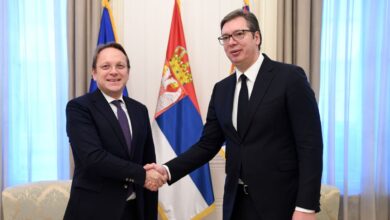 Vuçiç pas takimit me Varhelyi: Do ngrihem për çdo serb e shqiptarë, që mbetën viktima në luftë Vuçiç pas takimit me Varhelyi: Do ngrihem për çdo serb e shqiptarë, që mbetën viktima në luftë