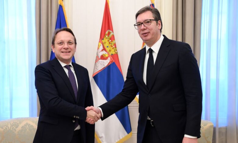 Vuçiç pas takimit me Varhelyi: Do ngrihem për çdo serb e shqiptarë, që mbetën viktima në luftë Vuçiç pas takimit me Varhelyi: Do ngrihem për çdo serb e shqiptarë, që mbetën viktima në luftë