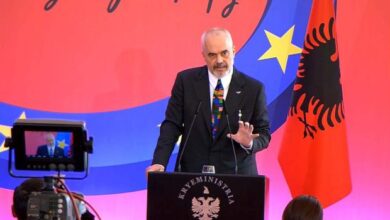 Edi Rama thumbon Kurtin e Ramushin: Sot i dorëzoj kolegut Hoti doganën e Kosovës në Portin e Durrësit Edi Rama thumbon Kurtin e Ramushin: Sot i dorëzoj kolegut Hoti doganën e Kosovës në Portin e Durrësit