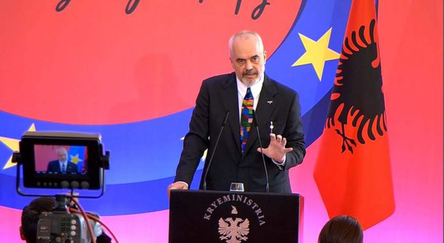 Edi Rama thumbon Kurtin e Ramushin: Sot i dorëzoj kolegut Hoti doganën e Kosovës në Portin e Durrësit Edi Rama thumbon Kurtin e Ramushin: Sot i dorëzoj kolegut Hoti doganën e Kosovës në Portin e Durrësit