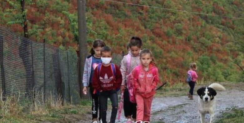 REPORTAZH/ 12 kilometra për të mbërritur në mësim, nxënësit në një fshat të Klosit bëjnë autostop për në shkollë. Prej vitesh bashkia dështon t’u gjej një mjet transporti REPORTAZH/ 12 kilometra për të mbërritur në mësim, nxënësit në një fshat të Klosit bëjnë autostop për në shkollë. Prej vitesh bashkia dështon t’u gjej një mjet transporti
