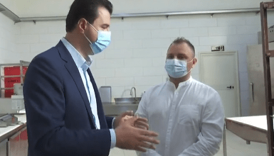 ‘Falimentuam! Ka ngel t’i fusim shkrepësen’/ Basha me biznesin e vogël në Tiranë: Do sjell shpresën! ‘Falimentuam! Ka ngel t’i fusim shkrepësen’/ Basha me biznesin e vogël në Tiranë: Do sjell shpresën!