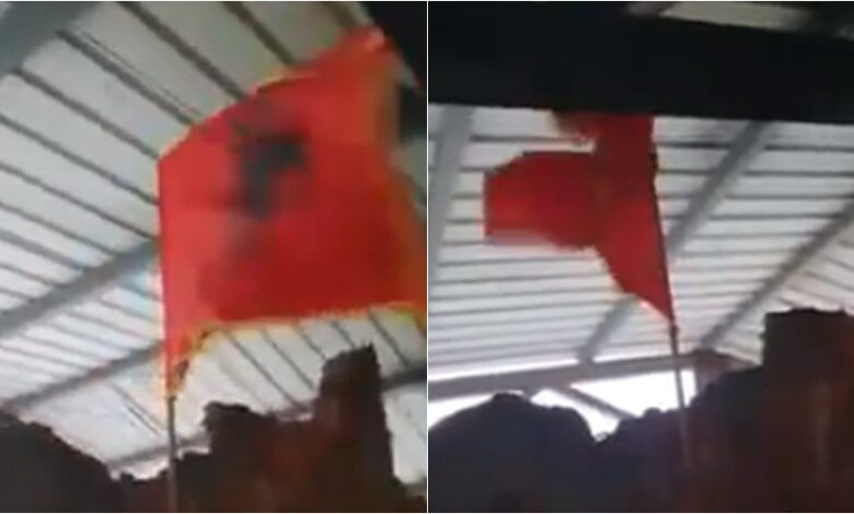 U hoq nga prifti serb, rivendoset flamuri kombëtar në Koshare U hoq nga prifti serb, rivendoset flamuri kombëtar në Koshare