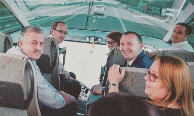 FOTOT/ Qeveria e Kosovës heq maskat, çfarë ndodhi gjatë kthimit me autobus për në Prishtinë FOTOT/ Qeveria e Kosovës heq maskat, çfarë ndodhi gjatë kthimit me autobus për në Prishtinë