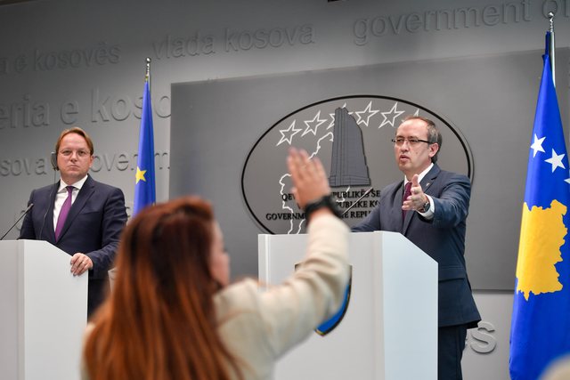 Liberalizimi i vizave me BE, Kosova nuk merr përgjigje nga Varhelyi: Po punojmë të bindim shtetet Liberalizimi i vizave me BE, Kosova nuk merr përgjigje nga Varhelyi: Po punojmë të bindim shtetet