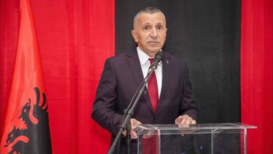 Kamberi: Këngët e policëve në Sanxhak janë fytyra e vërtetë e Serbisë së Vuçiçit dhe Vulinit