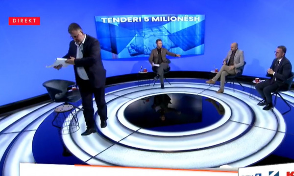 VIDEO/ Akuzohet se kompania e tij ka fituar tenderin 5 milionë euro, momenti kur ministri largohet nga emisioni, pasi gazetarët… VIDEO/ Akuzohet se kompania e tij ka fituar tenderin 5 milionë euro, momenti kur ministri largohet nga emisioni, pasi gazetarët…