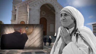 Tre pikat e gjakut të “Nënë Terezës” në Katedralen e Prishtinës, monsinjori: Si e morëm nga Kalkuta Tre pikat e gjakut të “Nënë Terezës” në Katedralen e Prishtinës, monsinjori: Si e morëm nga Kalkuta