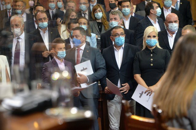 Qeveria serbe betohet në Parlament: “Do ta ruajmë Kosovën deri në vdekje”