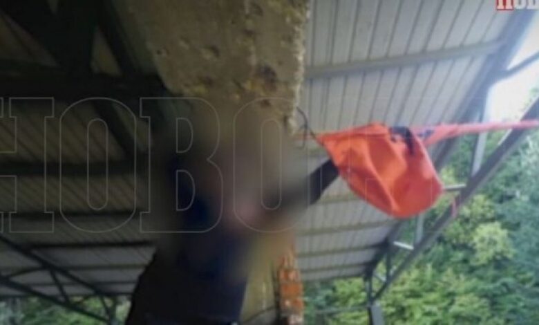 VIDEO/ Skandaloze: Prifti serb heq flamurin shqiptar nga kulla e vrojtimit VIDEO/ Skandaloze: Prifti serb heq flamurin shqiptar nga kulla e vrojtimit