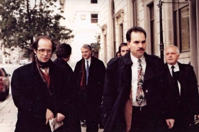 Historia e gjeneralit grek që i dhuroi Ibrahim Rugovës në vitin 1992 një pistoletë me 200 fishekë Historia e gjeneralit grek që i dhuroi Ibrahim Rugovës në vitin 1992 një pistoletë me 200 fishekë