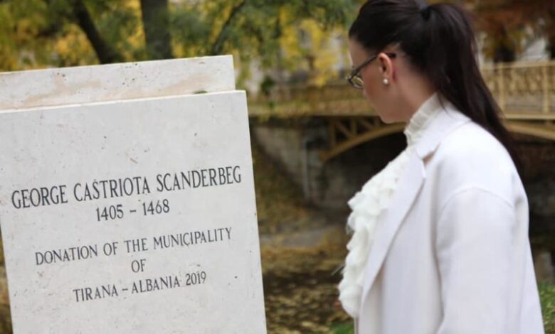 Haradinaj-Stublla: Në pritje të vendosjes së statujës së Skënderbeut në Budapest Haradinaj-Stublla: Në pritje të vendosjes së statujës së Skënderbeut në Budapest