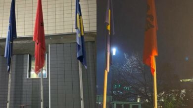 Flamuri kuq e zi vendoset para Kuvendit dhe Presidencës së Kosovës Flamuri kuq e zi vendoset para Kuvendit dhe Presidencës së Kosovës