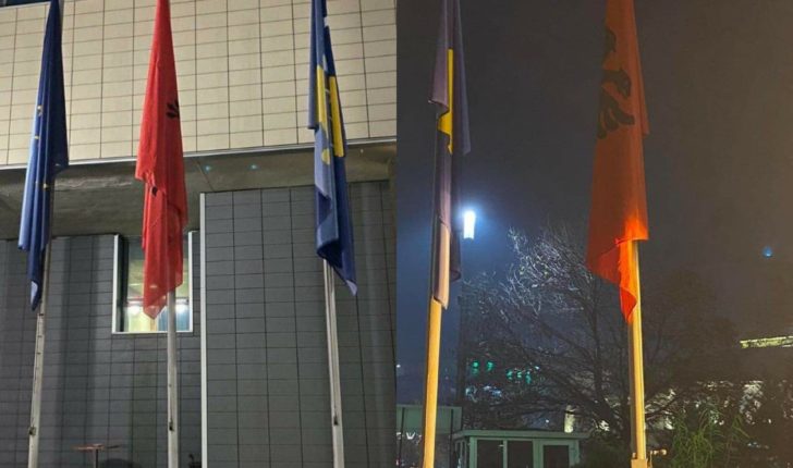 Flamuri kuq e zi vendoset para Kuvendit dhe Presidencës së Kosovës