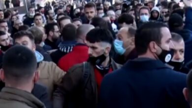 VIDEO/ Plas në Kosovë, shqiptaret rrihen me njeri tjetrin për partitë. Simpatizantët e LDK-së dhe Vetëvendosjes sherr në mes të qytetit VIDEO/ Plas në Kosovë, shqiptaret rrihen me njeri tjetrin për partitë. Simpatizantët e LDK-së dhe Vetëvendosjes sherr në mes të qytetit