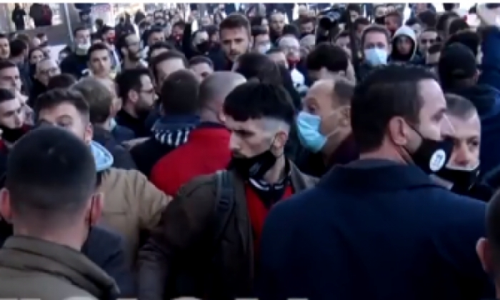 VIDEO/ Plas në Kosovë, shqiptaret rrihen me njeri tjetrin për partitë. Simpatizantët e LDK-së dhe Vetëvendosjes sherr në mes të qytetit VIDEO/ Plas në Kosovë, shqiptaret rrihen me njeri tjetrin për partitë. Simpatizantët e LDK-së dhe Vetëvendosjes sherr në mes të qytetit