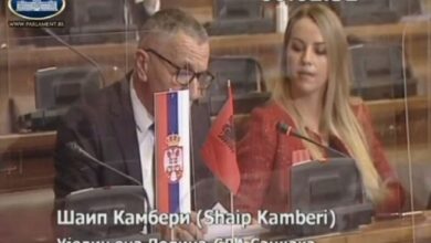 Vendos flamurin kuqezi, deputeti shqiptar trondit parlamentin e Serbisë, acarohen Daçiç dhe Bernabiç Vendos flamurin kuqezi, deputeti shqiptar trondit parlamentin e Serbisë, acarohen Daçiç dhe Bernabiç