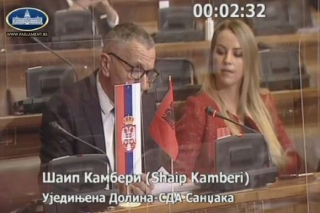 Vendos flamurin kuqezi, deputeti shqiptar trondit parlamentin e Serbisë, acarohen Daçiç dhe Bernabiç Vendos flamurin kuqezi, deputeti shqiptar trondit parlamentin e Serbisë, acarohen Daçiç dhe Bernabiç
