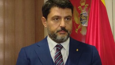 Mali i Zi përplaset me Serbinë, shpall “non grata” ambasadorin serb: Ndërhyri në punët tona Mali i Zi përplaset me Serbinë, shpall “non grata” ambasadorin serb: Ndërhyri në punët tona