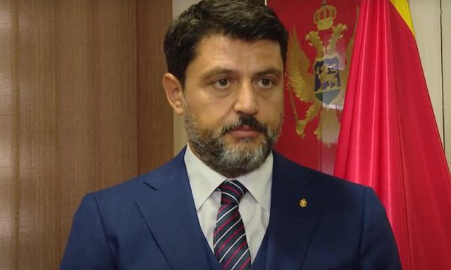 Mali i Zi përplaset me Serbinë, shpall “non grata” ambasadorin serb: Ndërhyri në punët tona Mali i Zi përplaset me Serbinë, shpall “non grata” ambasadorin serb: Ndërhyri në punët tona