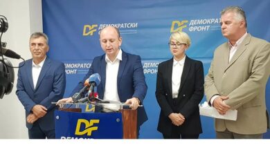 Nis ters/ Pa filluar qeveria filoserbe e Malit të Zi: Të heqim thikat nga trupi i Serbisë, së pari Kosovën! Nis ters/ Pa filluar qeveria filoserbe e Malit të Zi: Të heqim thikat nga trupi i Serbisë, së pari Kosovën!