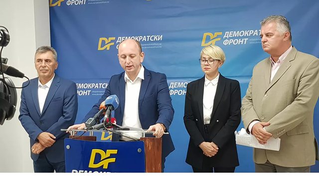 Nis ters/ Pa filluar qeveria filoserbe e Malit të Zi: Të heqim thikat nga trupi i Serbisë, së pari Kosovën! Nis ters/ Pa filluar qeveria filoserbe e Malit të Zi: Të heqim thikat nga trupi i Serbisë, së pari Kosovën!