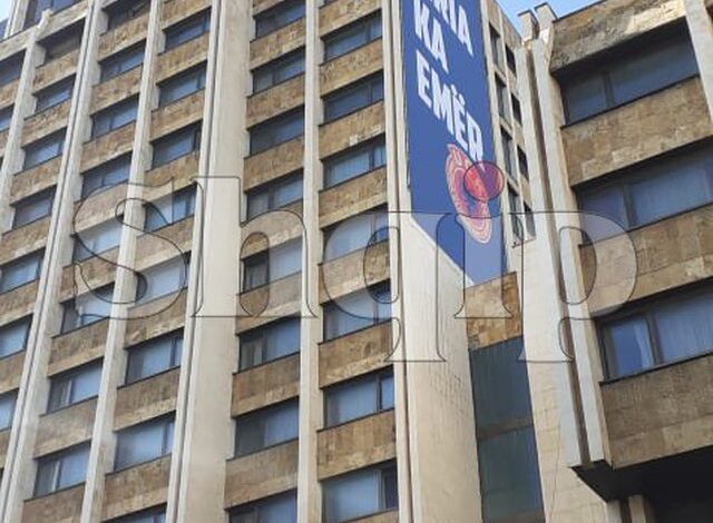 Një ditë pas arrestimeve, Prishtina mbushet me parulla pro UÇK-së (VIDEO) Një ditë pas arrestimeve, Prishtina mbushet me parulla pro UÇK-së (VIDEO)