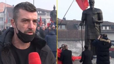 “E masakruan” për shtatoren e Skënderbeut në Prizren, reagon për herë të parë skulptori