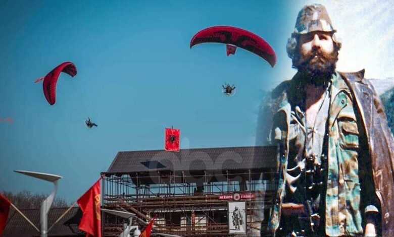 Ditëlindja e heroit Adem Jashari, “Tifozat Kuqezi” fluturojnë mbi Prekazin legjendar Ditëlindja e heroit Adem Jashari, “Tifozat Kuqezi” fluturojnë mbi Prekazin legjendar