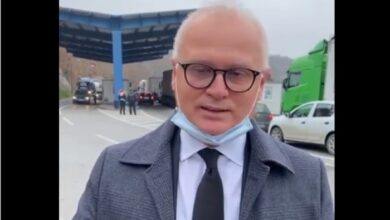 Pas Vuçiçit, Kosova i ndalon hyrjen nënkryetarit të Beogradit: Ishin dy fouristrada policie, më thanë jam kërcënim për vendin… (VIDEO) Pas Vuçiçit, Kosova i ndalon hyrjen nënkryetarit të Beogradit: Ishin dy fouristrada policie, më thanë jam kërcënim për vendin… (VIDEO)
