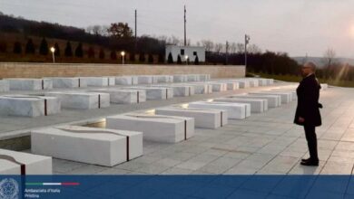 Diplomatët e huaj në Kosovë nderojnë UÇK te Jasharajt: Kosova ka kurajën të përballet me të kaluarën përmes sundimit të ligjit e në kërkim të drejtësisë për viktimat Diplomatët e huaj në Kosovë nderojnë UÇK te Jasharajt: Kosova ka kurajën të përballet me të kaluarën përmes sundimit të ligjit e në kërkim të drejtësisë për viktimat