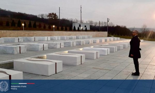 Diplomatët e huaj në Kosovë nderojnë UÇK te Jasharajt: Kosova ka kurajën të përballet me të kaluarën përmes sundimit të ligjit e në kërkim të drejtësisë për viktimat Diplomatët e huaj në Kosovë nderojnë UÇK te Jasharajt: Kosova ka kurajën të përballet me të kaluarën përmes sundimit të ligjit e në kërkim të drejtësisë për viktimat