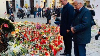 Ambasadori i Kosovës dhe ai i Shqipërisë në Vjenë, bëjnë homazhe tek vendi i sulmit Ambasadori i Kosovës dhe ai i Shqipërisë në Vjenë, bëjnë homazhe tek vendi i sulmit