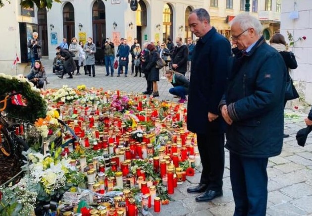 Ambasadori i Kosovës dhe ai i Shqipërisë në Vjenë, bëjnë homazhe tek vendi i sulmit Ambasadori i Kosovës dhe ai i Shqipërisë në Vjenë, bëjnë homazhe tek vendi i sulmit