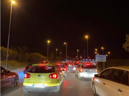 Çfarë po ndodh? Radhë kilometrike në kufirin Shqipëri-Kosovë