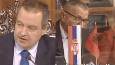Reagimi histerik i Daçiqit pasi Kamberi ua vendosi flamurin kuq e zi në Kuvend Reagimi histerik i Daçiqit pasi Kamberi ua vendosi flamurin kuq e zi në Kuvend