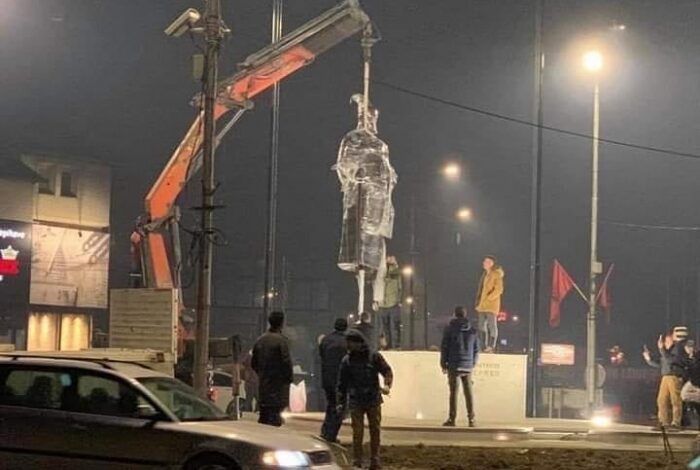 Gjergj Kastriot Skënderbeu ‘mbërrin’ edhe në Prizren, busti i Heroit Kombëtar vendoset në qytetin e Kosovës (FOTO)