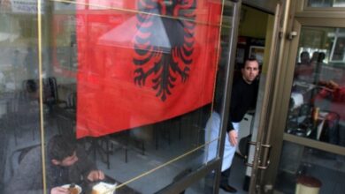 Mediat serbe: Shqiptarët po bëjnë thirrje për ndëshkimin e atyre që nuk e varin flamurin shqiptar Mediat serbe: Shqiptarët po bëjnë thirrje për ndëshkimin e atyre që nuk e varin flamurin shqiptar