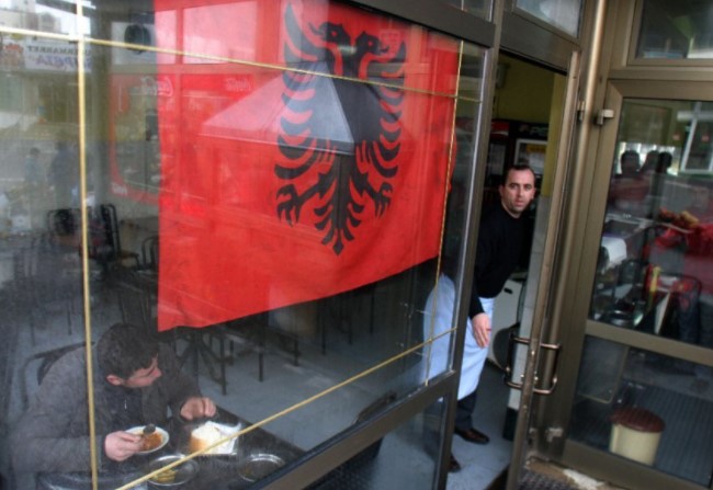 Mediat serbe: Shqiptarët po bëjnë thirrje për ndëshkimin e atyre që nuk e varin flamurin shqiptar Mediat serbe: Shqiptarët po bëjnë thirrje për ndëshkimin e atyre që nuk e varin flamurin shqiptar