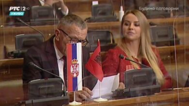 Deputeti shqiptar në parlamentin serb “prish” qetësinë e raportimit të Vuçiç