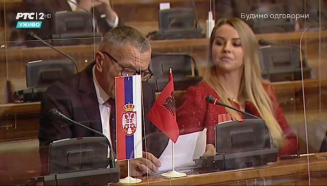 Deputeti shqiptar në parlamentin serb “prish” qetësinë e raportimit të Vuçiç